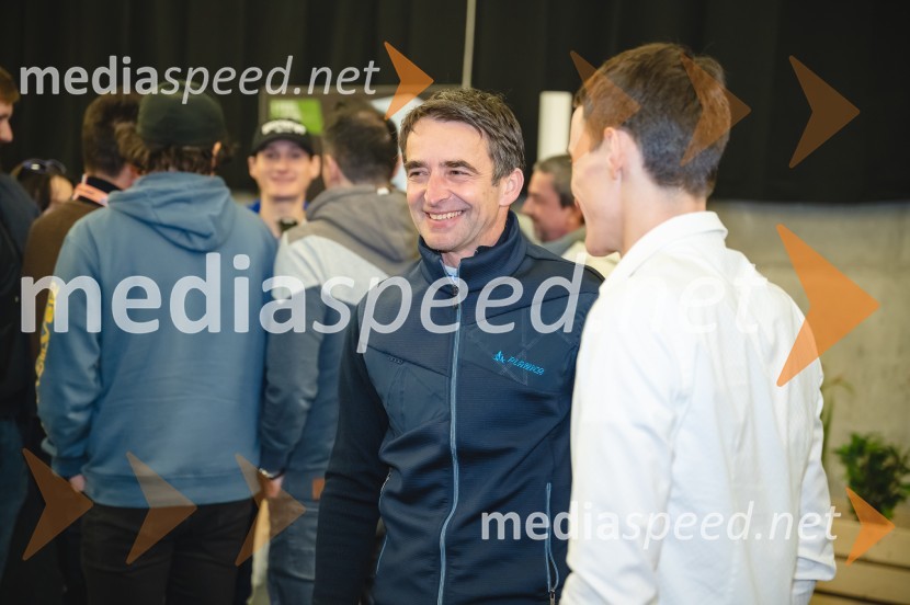 dr. Franci Petek, nekdanji smučarski skakalec in nekdanji direktor SZS;  Peter  Prevc, smučarski skakalecNovinarska konferenca Petra Prevca ob zaključku njegove tekmovalne poti