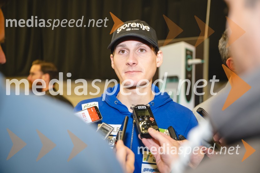  Domen Prevc, smučarski skakalecNovinarska konferenca Petra Prevca ob zaključku njegove tekmovalne poti