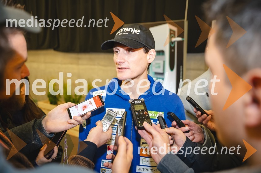  Domen Prevc, smučarski skakalecNovinarska konferenca Petra Prevca ob zaključku njegove tekmovalne poti