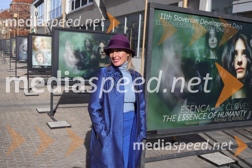  Alenka Slavinec, fotografinjaOtvoritev razstave Esenca človeštva avtorice Alenke Slavinec