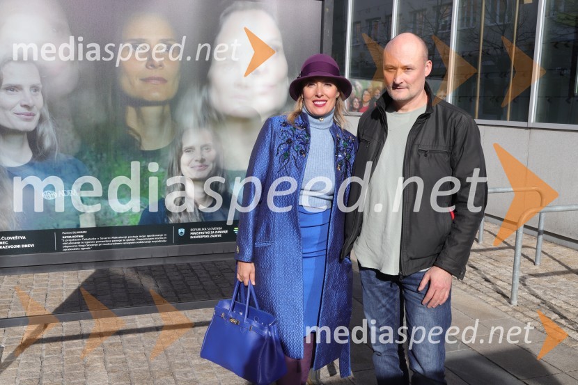  Alenka Slavinec, fotografinja;  ... Otvoritev razstave Esenca človeštva avtorice Alenke Slavinec