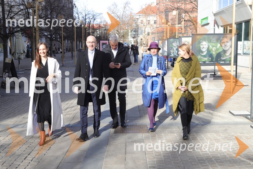 mag. Nataša Kos, Ministrstvo za notranje zadeve;  Edvin Skrt, diplomat, Ministrstvo za zunanje in evropske zadeve Slovenije;  Aleksander Saša Arsenovič, župan, Mestna občina Maribor;  Alenka Slavinec, fotografinja;  Neva Pipan, koordinatorka, kabinet župana MOMOtvoritev razstave Esenca človeštva avtorice Alenke Slavinec