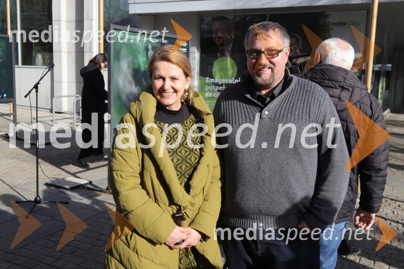  Neva Pipan, koordinatorka, kabinet župana MOM;  Igor Jurišič, mestni svetnik MOM, Stranka mladih - Zeleni EvropeOtvoritev razstave Esenca človeštva avtorice Alenke Slavinec