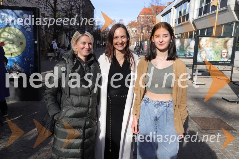  Nina Arsenovič; mag. Nataša Kos, Ministrstvo za notranje zadeve;  ... Otvoritev razstave Esenca človeštva avtorice Alenke Slavinec