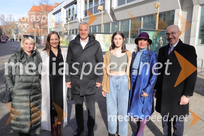  Nina Arsenovič; mag. Nataša Kos, Ministrstvo za notranje zadeve;  Aleksander Saša Arsenovič, župan, Mestna občina Maribor;  ... ;  Alenka Slavinec, fotografinja;  ... Otvoritev razstave Esenca človeštva avtorice Alenke Slavinec