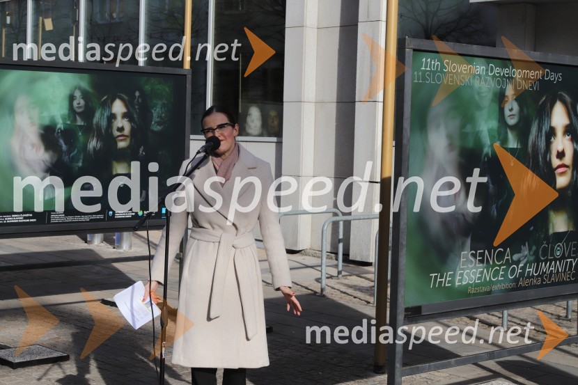  Sara Jagodič, novinarka, Maribor24Otvoritev razstave Esenca človeštva avtorice Alenke Slavinec