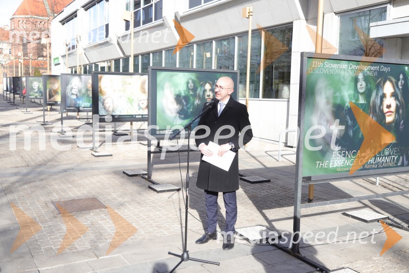 Edvin Skrt, diplomat, Ministrstvo za zunanje in evropske zadeve SlovenijeOtvoritev razstave Esenca človeštva avtorice Alenke Slavinec