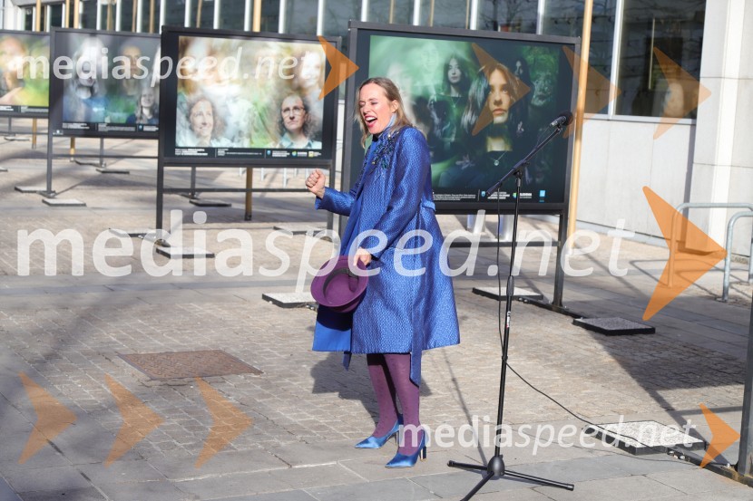  Alenka Slavinec, fotografinjaOtvoritev razstave Esenca človeštva avtorice Alenke Slavinec