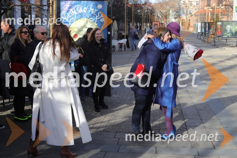  ... ;  Alenka Slavinec, fotografinjaOtvoritev razstave Esenca človeštva avtorice Alenke Slavinec