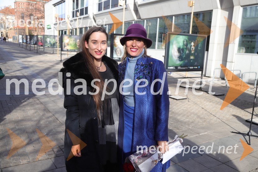  Gaja Višnar, igralka;  Alenka Slavinec, fotografinjaOtvoritev razstave Esenca človeštva avtorice Alenke Slavinec