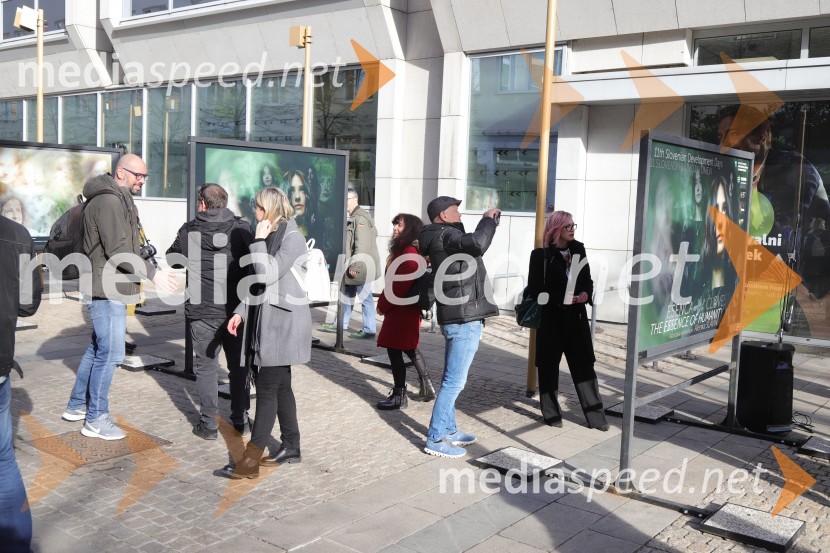 Otvoritev razstave Esenca človeštva avtorice Alenke Slavinec