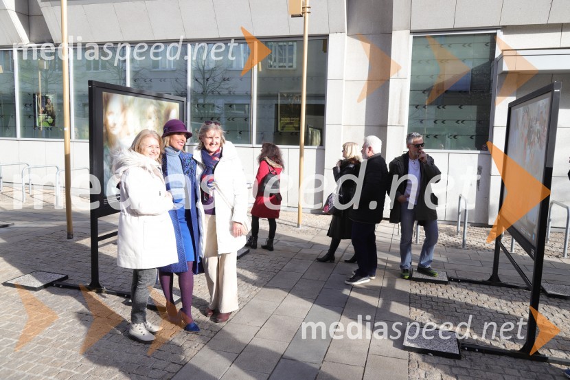 Otvoritev razstave Esenca človeštva avtorice Alenke Slavinec