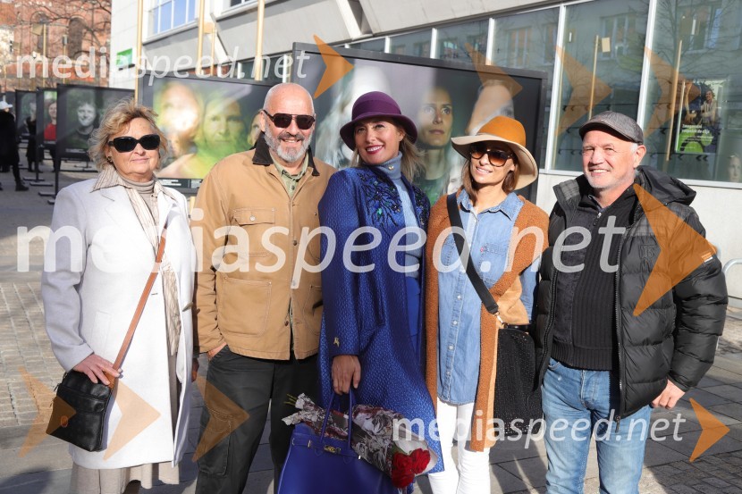  Vanda Bosnić;  Dragan Bosnić, nekdanji poslanec DZ;  Alenka Slavinec, fotografinja;  ... ;  ... Otvoritev razstave Esenca človeštva avtorice Alenke Slavinec