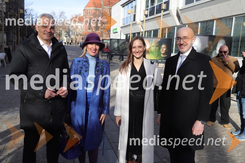  Aleksander Saša Arsenovič, župan, Mestna občina Maribor;  Alenka Slavinec, fotografinja; mag. Nataša Kos, Ministrstvo za notranje zadeve;  Edvin Skrt, diplomat, Ministrstvo za zunanje in evropske zadeve SlovenijeOtvoritev razstave Esenca človeštva avtorice Alenke Slavinec