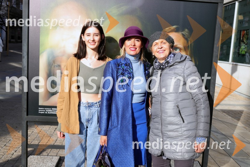  ... ;  Alenka Slavinec, fotografinja;  Nataša Čebulj, pedagoginjaOtvoritev razstave Esenca človeštva avtorice Alenke Slavinec