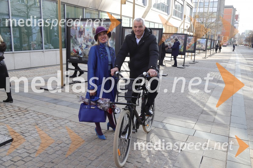  Alenka Slavinec, fotografinja;  Aleksander Saša Arsenovič, župan, Mestna občina MariborOtvoritev razstave Esenca človeštva avtorice Alenke Slavinec