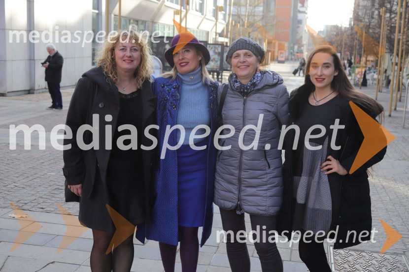  ... ;  Alenka Slavinec, fotografinja;  Nataša Čebulj, pedagoginja;  Gaja Višnar, igralkaOtvoritev razstave Esenca človeštva avtorice Alenke Slavinec