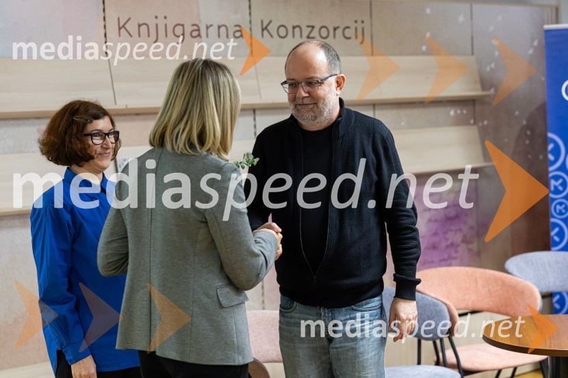  Simona Mele, predsednica uprave Mladinska knjiga;  Andrej E. Skubic, pisateljRazglasitev zmagovalnega romana za nagrado modra ptica 2024