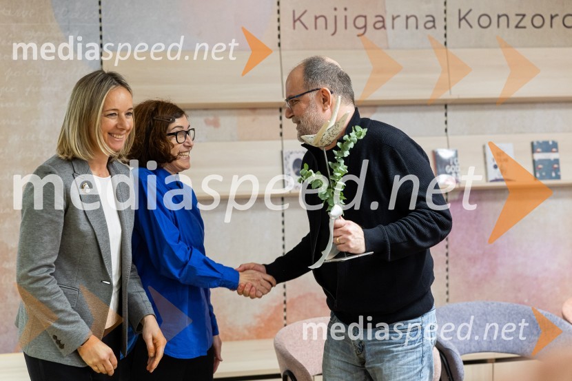  Simona Mele, predsednica uprave Mladinska knjiga;  Alenka Veler, urednica za mladinsko književnost, Mladinska knjiga;  Andrej E. Skubic, pisateljRazglasitev zmagovalnega romana za nagrado modra ptica 2024