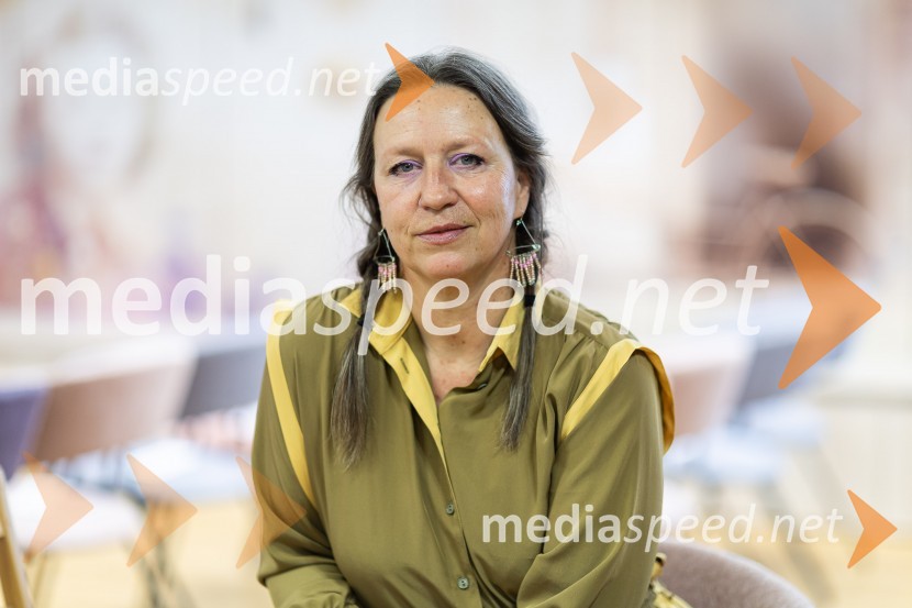  Nina Valič, igralka, pisateljicaRazglasitev zmagovalnega romana za nagrado modra ptica 2024