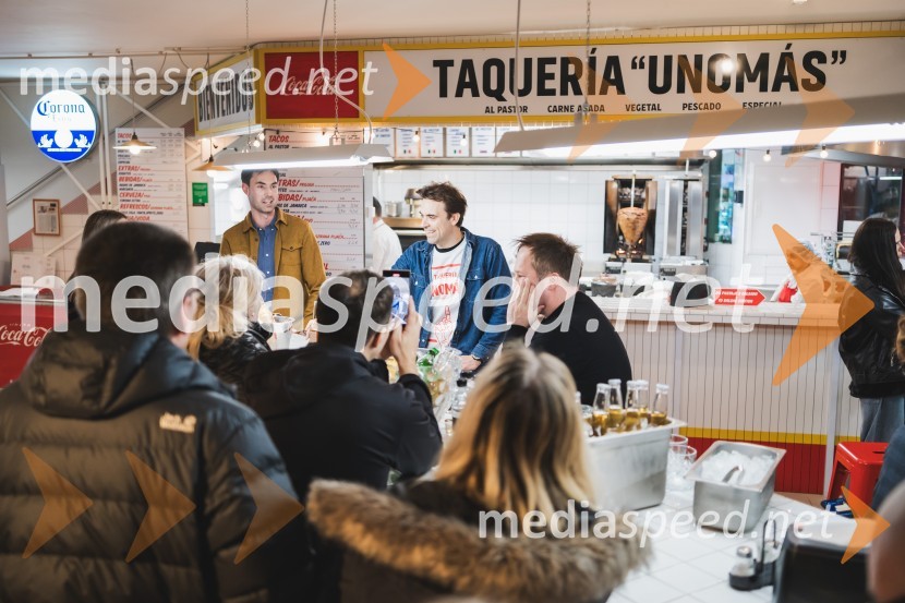  Klemen Ptičak,  lastnik Hood Burgerja in Taqueríe Unomás;  Til Pleterski,  lastnik Hood Burgerja in Taqueríe UnomásOtvoritev nove takerije Unomas v Ljubljani