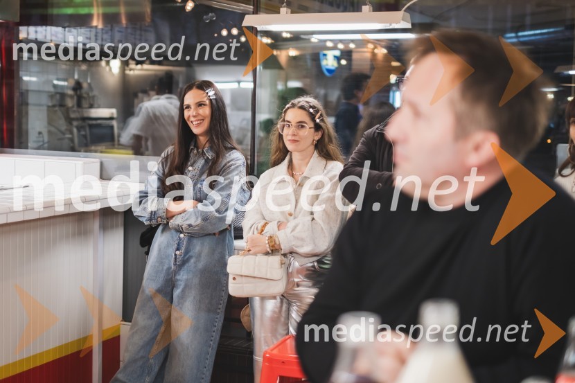  Ula  Furlan, igralka, voditeljica, vodja stikov z javnostmi Kina Šiška;  ... Otvoritev nove takerije Unomas v Ljubljani