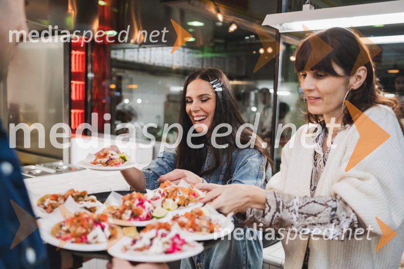  Ula  Furlan, igralka, voditeljica, vodja stikov z javnostmi Kina ŠiškaOtvoritev nove takerije Unomas v Ljubljani