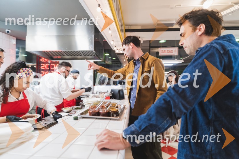 Klemen Ptičak,  lastnik Hood Burgerja in Taqueríe Unomás;  Til Pleterski,  lastnik Hood Burgerja in Taqueríe UnomásOtvoritev nove takerije Unomas v Ljubljani