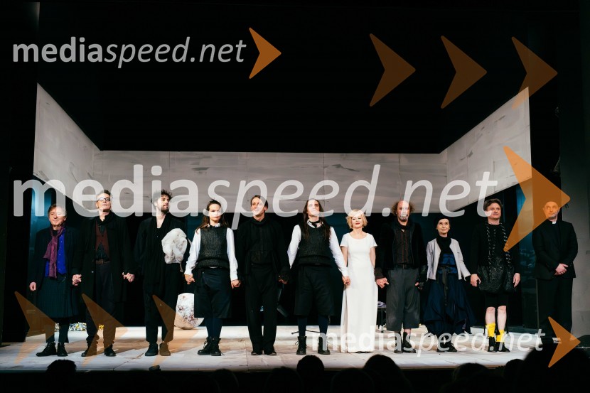  Gregor Baković, igralec;   Igor  Samobor, igralec;  Benjamin Krnetić, igralec;  Tina Vrbnjak, igralka;  Marko  Mandić, igralec;  Klemen Janežič, igralec, koreograf;  Polona  Juh, igralka;  Janez Škof, igralec;  Veronika Drolc, igralka;  Branko Šturbej, igralec;  Gorazd  Logar, igralecOtvoritev festivala 32. Dnevi komedije