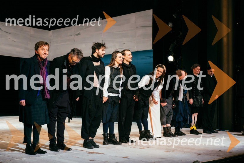  Gregor Baković, igralec;   Igor  Samobor, igralec;  Benjamin Krnetić, igralec;  Tina Vrbnjak, igralka;  Marko  Mandić, igralec;  Klemen Janežič, igralec, koreografOtvoritev festivala 32. Dnevi komedije