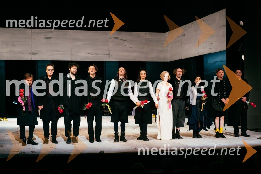  Gregor Baković, igralec;   Igor  Samobor, igralec;  Benjamin Krnetić, igralec;  Marko  Mandić, igralec;  Klemen Janežič, igralec, koreograf;  Tina Vrbnjak, igralka;  Polona  Juh, igralka;  Janez Škof, igralec;  Veronika Drolc, igralka;  Branko Šturbej, igralec;  Gorazd  Logar, igralecOtvoritev festivala 32. Dnevi komedije