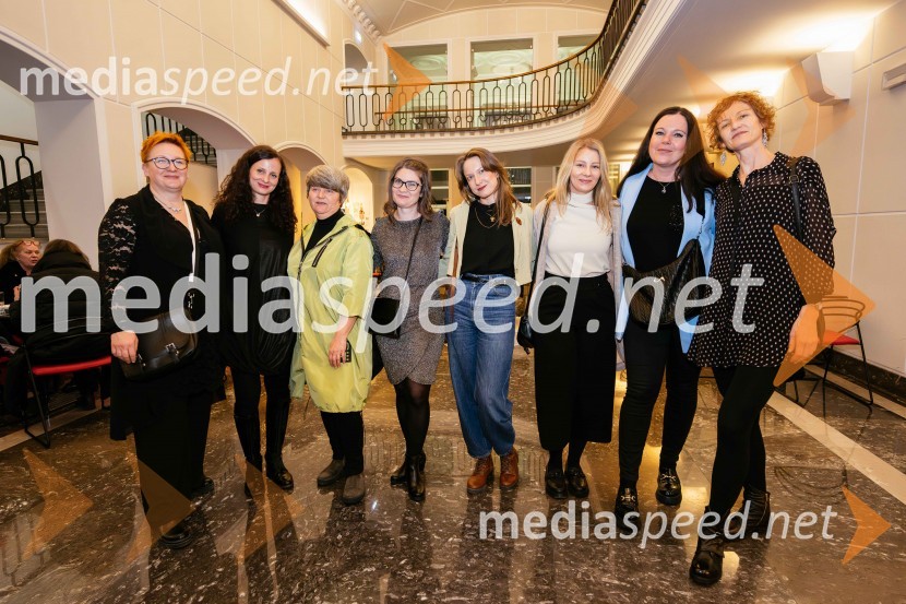  Urška Vovk, koordinatorka in organizatorka kulturnega programa, SLG Celje;  Daša Skrt, vodja programa SLG Celje;  Mojca Redjko, samostojna kulturna delavka;  Milana Simonič, vodja marketinga in odnosov za javnostmi SLG Celje;  Živa Čebulj, prevajalka in lektorica;  Tjaša Šuligoj, vodja pravne službe, SLG Celje;  ... ;  Lea Toman, vodja uprave, SLG CeljeOtvoritev festivala 32. Dnevi komedije