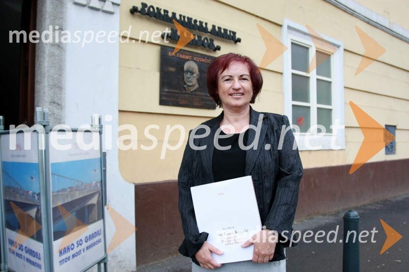 Dr. Slavica Tovšak, direktorica Pokrajinskega arhiva MariborDr. Slavica Tovšak, direktorica Pokrajinskega arhiva Maribor in red. prof. dr. Darko Friš, predstojnik Katedre za zgodovino na Filozofski fakulteti UM