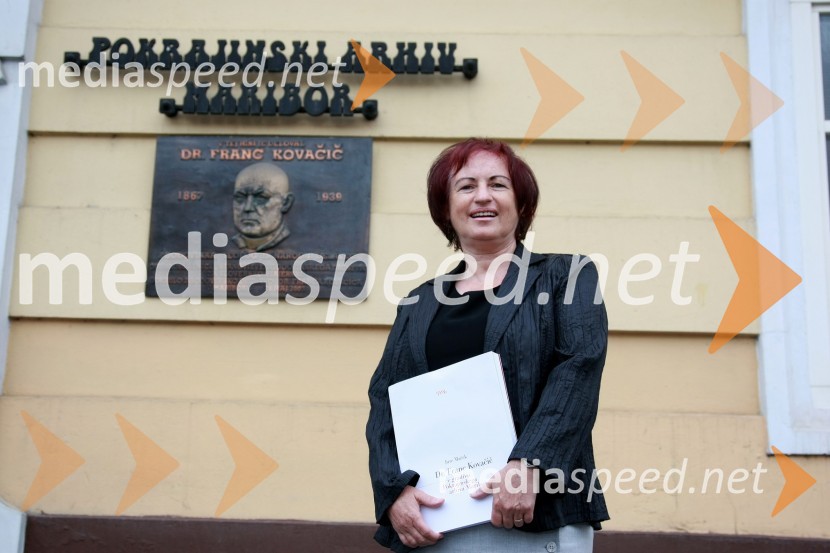 Dr. Slavica Tovšak, direktorica Pokrajinskega arhiva MariborDr. Slavica Tovšak, direktorica Pokrajinskega arhiva Maribor in red. prof. dr. Darko Friš, predstojnik Katedre za zgodovino na Filozofski fakulteti UM