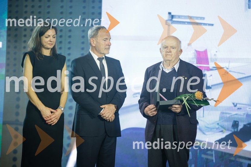  Petra Tramte,  vodja, Sektor za razvoj in programe športa;  Viktor Grošelj, predsednik Odbora za podeljevanje Bloudkovih priznanj;  Zvone Dežnak, nekdanji uspešen gospodarstvenikBloudkovi nagrajenci 2023