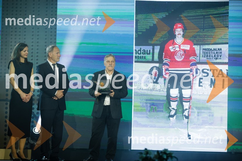  Petra Tramte,  vodja, Sektor za razvoj in programe športa;  Viktor Grošelj, predsednik Odbora za podeljevanje Bloudkovih priznanj;  Edvard Hafner, nekdanji hokejist in trenerBloudkovi nagrajenci 2023