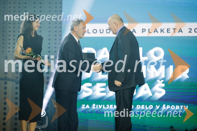  Petra Tramte,  vodja, Sektor za razvoj in programe športa;  Viktor Grošelj, predsednik Odbora za podeljevanje Bloudkovih priznanj;  Danilo Vladimir Sergaš, nogometni trenerBloudkovi nagrajenci 2023