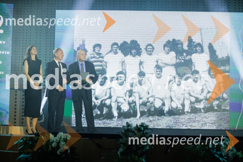  Petra Tramte,  vodja, Sektor za razvoj in programe športa;  Viktor Grošelj, predsednik Odbora za podeljevanje Bloudkovih priznanj;  Danilo Vladimir Sergaš, nogometni trenerBloudkovi nagrajenci 2023