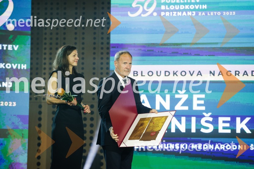  Petra Tramte,  vodja, Sektor za razvoj in programe športa;  Viktor Grošelj, predsednik Odbora za podeljevanje Bloudkovih priznanjBloudkovi nagrajenci 2023