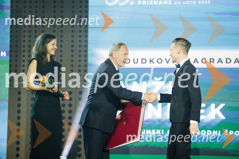  Petra Tramte,  vodja, Sektor za razvoj in programe športa;  Viktor Grošelj, predsednik Odbora za podeljevanje Bloudkovih priznanj;  Anže Lanišek, smučarski skakalecBloudkovi nagrajenci 2023