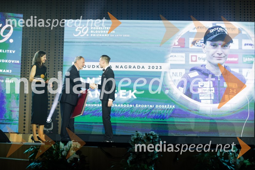  Petra Tramte,  vodja, Sektor za razvoj in programe športa;  Viktor Grošelj, predsednik Odbora za podeljevanje Bloudkovih priznanj;  Anže Lanišek, smučarski skakalecBloudkovi nagrajenci 2023