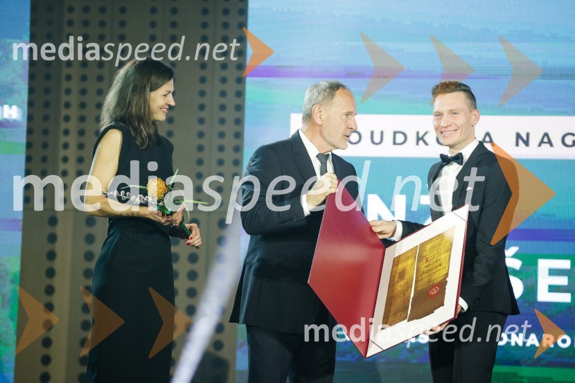  Petra Tramte,  vodja, Sektor za razvoj in programe športa;  Viktor Grošelj, predsednik Odbora za podeljevanje Bloudkovih priznanj;  Anže Lanišek, smučarski skakalecBloudkovi nagrajenci 2023