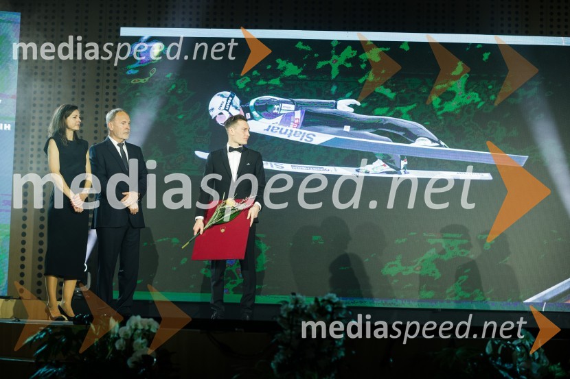  Petra Tramte,  vodja, Sektor za razvoj in programe športa;  Viktor Grošelj, predsednik Odbora za podeljevanje Bloudkovih priznanj;  Anže Lanišek, smučarski skakalecBloudkovi nagrajenci 2023