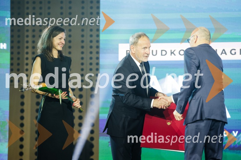  Petra Tramte,  vodja, Sektor za razvoj in programe športa;  Viktor Grošelj, predsednik Odbora za podeljevanje Bloudkovih priznanj;  Janez Penca, nekdanji vrhunski atlet, pedagog, trenerBloudkovi nagrajenci 2023