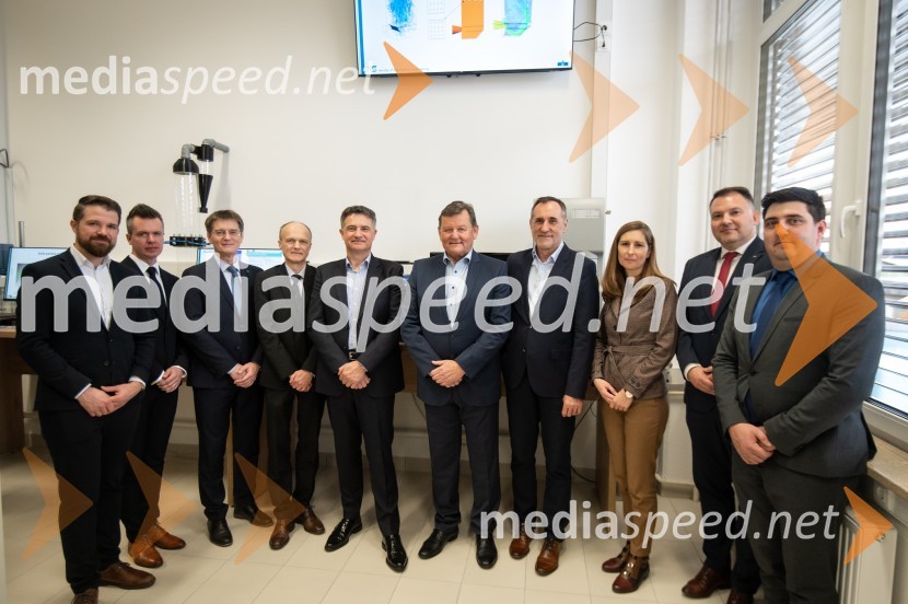  ... ; prof. dr. Matej Vesenjak, dekan, Fakulteta za strojništvo UM; prof. dr. Zdravko Kačič, rektor Univerze v Mariboru; red. prof. dr. Matjaž Hriberšek, Fakulteta za strojištvo;  Robert Grah, direktor, Pomurska gospodarska zbornica; dr. Aleksander Jevšek, minister za kohezijo in regionalni razvoj;  ... ;  ... ;  Damjan  Anželj, župan, MO Murska Sobota; asist. dr. Timi Gomboc, Fakulteta za strojništvo UMSlovesna otvoritev prenovljenega laboratorija Pomurski laboratorij