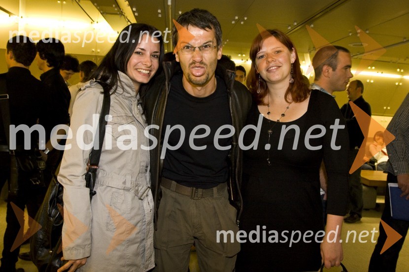 Jana Morelj, TV voditeljica in producentka Radia 1, njen fant Jean Ferbežar, moderator Radia Antena in Katarina Puček, novinarka Radia 1Angeli in demoni, premiera filma