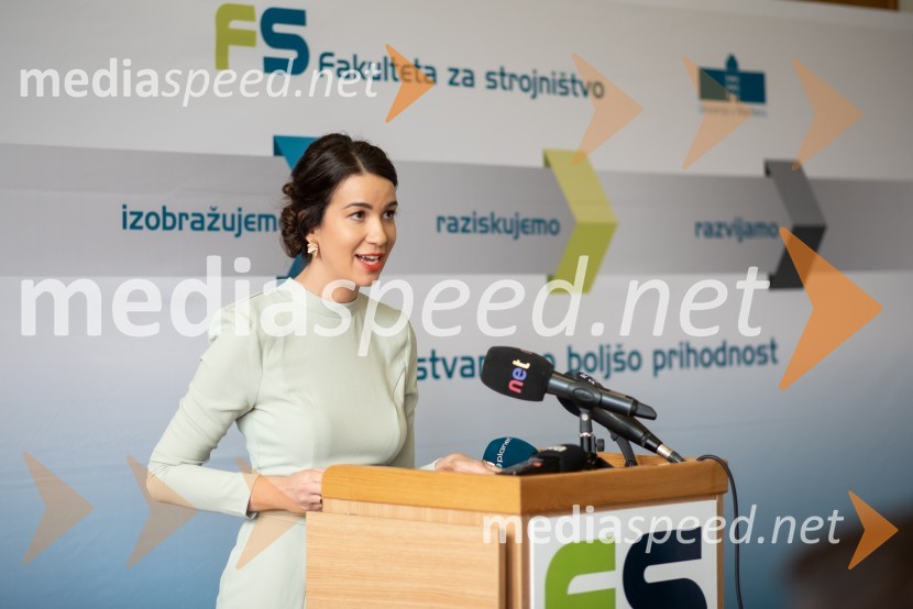  Rebeka Pinosa, moderatorkaSlovesna otvoritev prenovljenega laboratorija Pomurski laboratorij