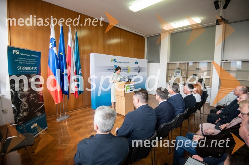  Rebeka Pinosa, moderatorkaSlovesna otvoritev prenovljenega laboratorija Pomurski laboratorij