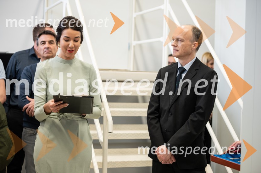  Rebeka Pinosa, moderatorka; red. prof. dr. Matjaž Hriberšek, Fakulteta za strojištvoSlovesna otvoritev prenovljenega laboratorija Pomurski laboratorij