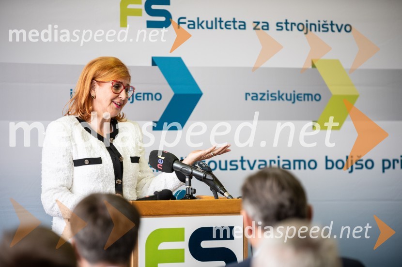  Vesna Nahtigal, generalna direktorica GZSSlovesna otvoritev prenovljenega laboratorija Pomurski laboratorij